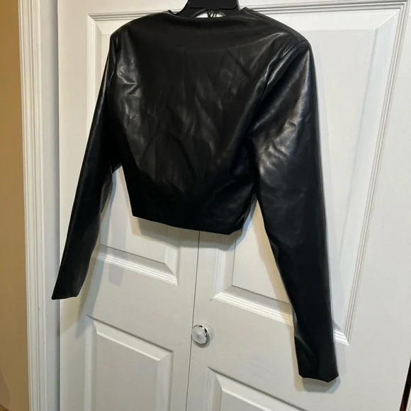 Nasty Gal Faux Leather Cropped Top Crossover Twisted Front Size 6 Black - Picture 8 of 11